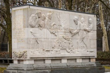 BERLİN, ALMANA. 16 Şubat 2020. Sovyet Savaş Anıtı Treptow ve Berlin 'in merkezindeki Treptower Parkı' ndaki askeri mezarlık. Ölen Sovyet askerlerinin anısına yapıldı.