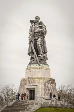 BERLİN, ALMANA. 16 Şubat 2020. Sovyet Savaş Anıtı Treptow ve Berlin 'in merkezindeki Treptower Parkı' ndaki askeri mezarlık. Ölen Sovyet askerlerinin anısına yapıldı.