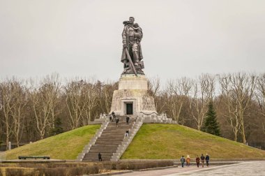 BERLİN, ALMANA. 16 Şubat 2020. Sovyet Savaş Anıtı Treptow ve Berlin 'in merkezindeki Treptower Parkı' ndaki askeri mezarlık. Ölen Sovyet askerlerinin anısına yapıldı.