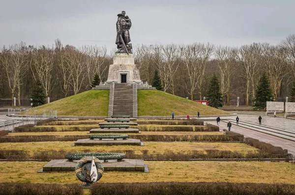 BERLİN, ALMANA. 16 Şubat 2020. Sovyet Savaş Anıtı Treptow ve Berlin 'in merkezindeki Treptower Parkı' ndaki askeri mezarlık. Ölen Sovyet askerlerinin anısına yapıldı.