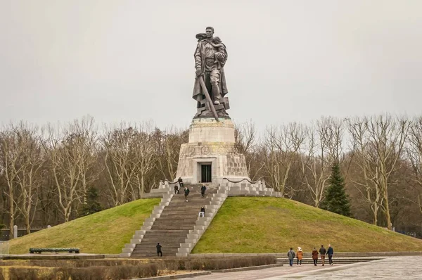 德国佬 2020年2月16日 苏联战争纪念仪式和位于柏林市中心的Treptower公园的军事公墓 它是为纪念苏联阵亡士兵而设立的 — 图库照片