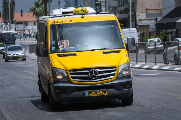 Tel Aviv Israel Μαΐου 2020 Μια Κίτρινη Λευκή Mercedes Υπεραστικών — Φωτογραφία Αρχείου