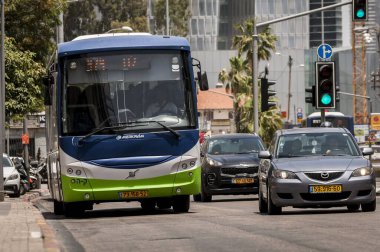 TEL AVIV, İSRAİL. 19 Mayıs 2020. Kavim otobüs şirketi ve özel araçlar tarafından işletilen yeşil mavi ve gri Merkavim otobüsü, HaMasger 'de yoğun trafik, Tel Aviv merkez caddesi.