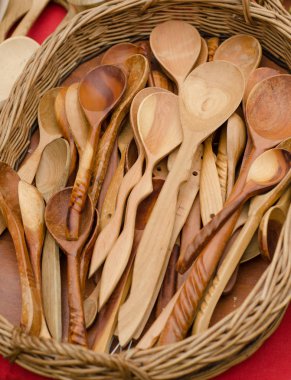 El yapımı kahverengi tahta kaşıklar.