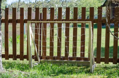 Bahçede küçük futbol kapısı