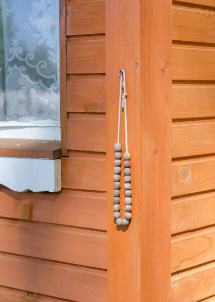 Розарии висят у входа в дом
.