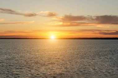Sahilde gün batımı
