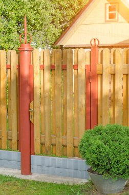 tuğla ve mettal çit