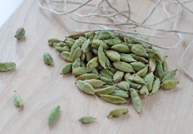 Aroma Kakuleden ahşap tahta üzerinde kuru