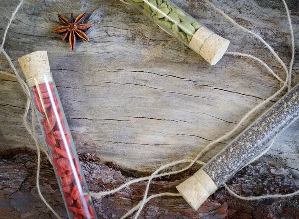 Насіння Чіа, ягоди Годзі та зелена кардамон на старій деревині — стокове фото