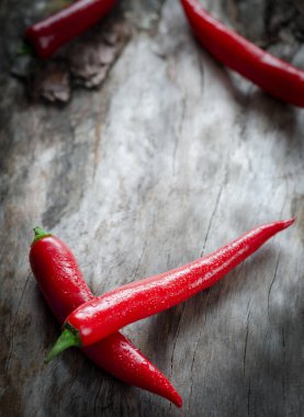 Ahşap arka plan üzerinde kırmızı biber