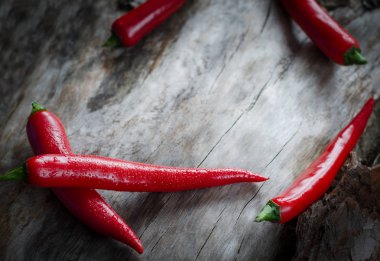 Ahşap arka plan üzerinde kırmızı biber