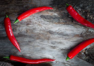 Ahşap arka plan üzerinde kırmızı biber