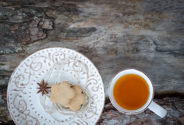 Bir bardak çay ile gingerbread çerezleri