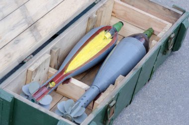 Anti tank roket güdümlü el bombaları kutularına bir savaş üreten fabrikada