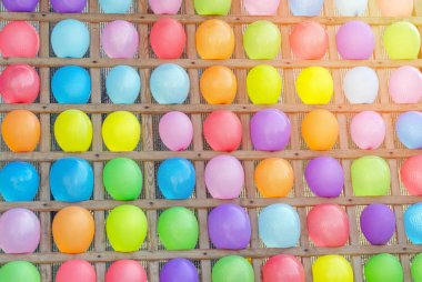 Hedef olarak renkli balonlar.