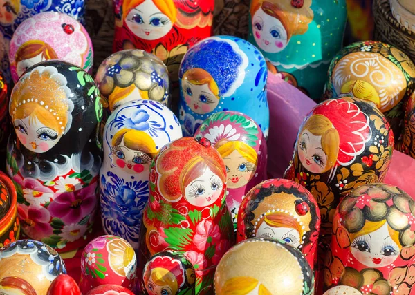 Russische traditionele pop souvenirs op de beurs — Stockfoto