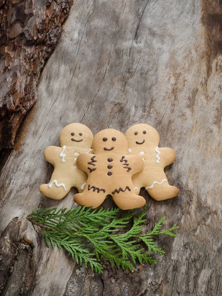 Gingerbread feliz pessoas em madeira envelhecida — Fotografia de Stock