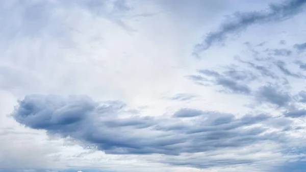 Текстура фону білого блакитного неба — стокове фото