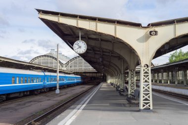 Eski tren istasyonu platformu