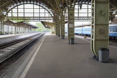 Eski tren istasyonu platformu