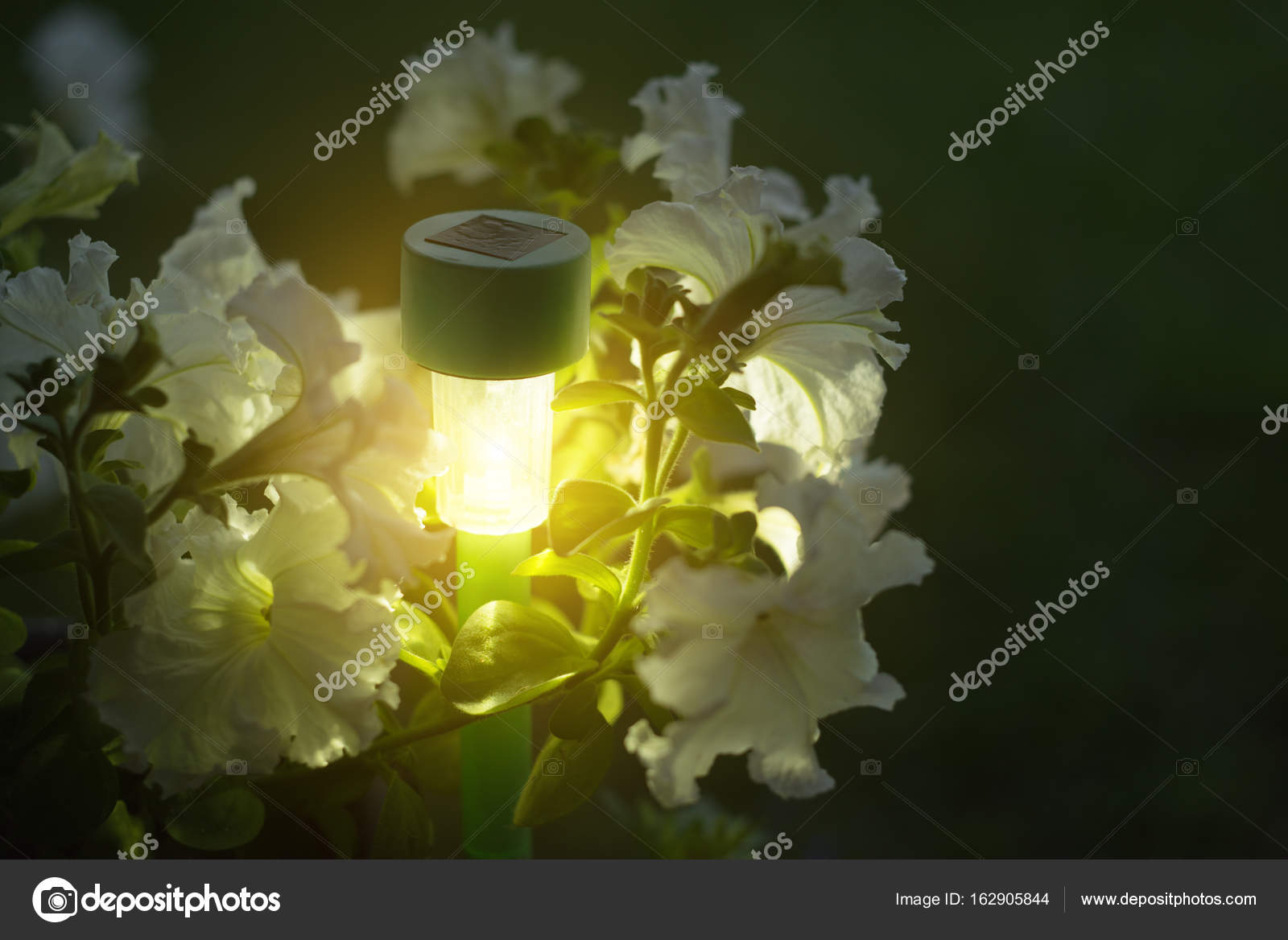 tuin verlichting met solar batterij — Stockfoto © bizoner777.gmail ... tuin verlichting met solar batterij — Stockfoto © bizoner777.gmail ...