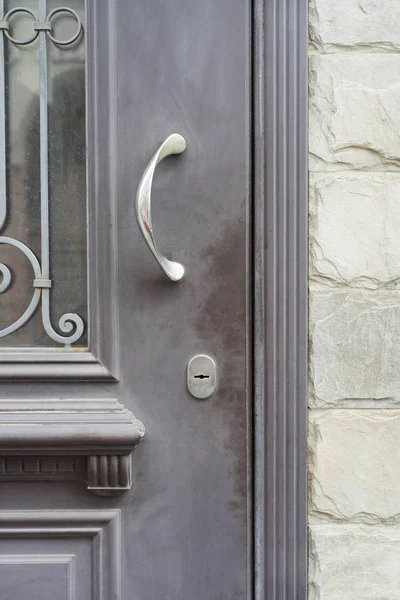 Estilo moderno maçaneta da porta na porta cinza . — Fotografia de Stock
