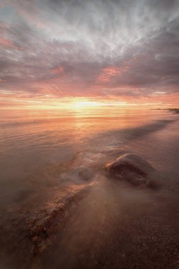 Majestic yaz günbatımı Chudskoy Gölü üzerinde