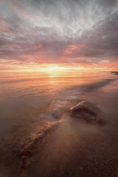 Majestoso pôr-do-sol de verão sobre o lago Chudskoy — Fotografia de Stock