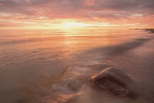 Majestuoso atardecer de verano sobre el lago Chudskoy —  Fotos de Stock