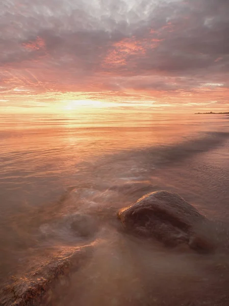 Chudskoy 湖上雄伟的夏天落日 — 图库照片