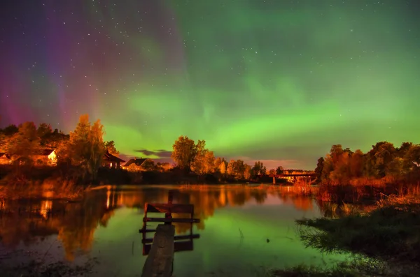 Kleurrijke Nortehrn lichten aan de hemel — Stockfoto