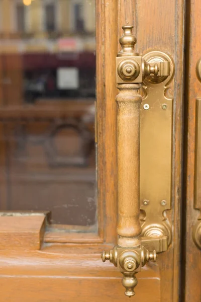 Vintage marrom porta de madeira — Fotografia de Stock