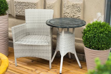 Terasta bir masa ve bir sürü sandalye.