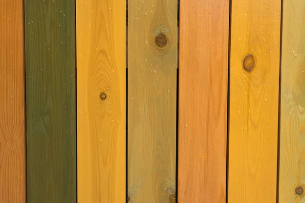 Dřevěný plot vzor mokré barvy žluté, zelené a oranžové — Stock fotografie