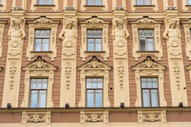 Bir Art deco süsler ve heykeller Saint Petersburg'daki bina cephe