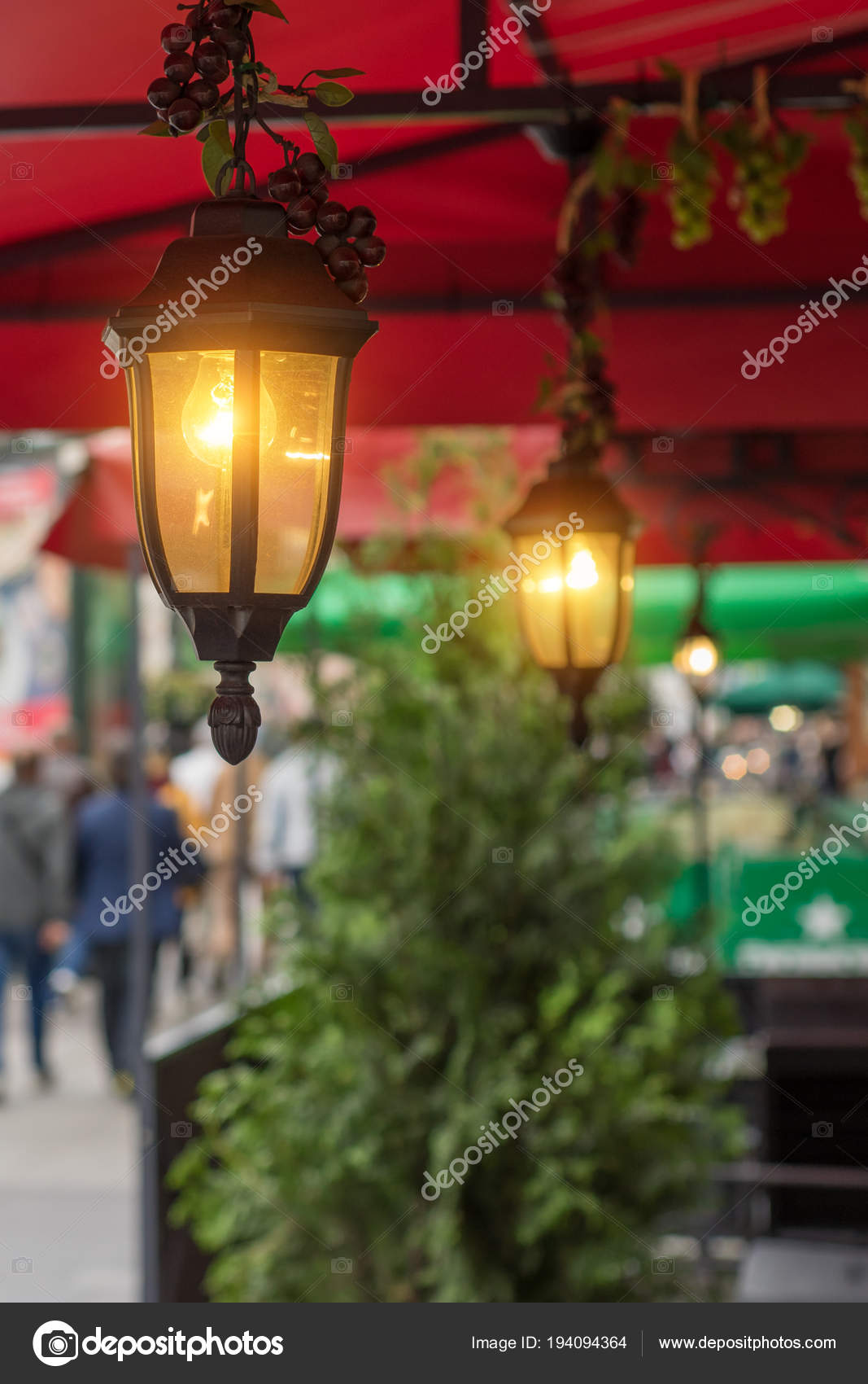 tuin verlichting met solar batterij — Stockfoto © bizoner777.gmail ... tuin verlichting met solar batterij — Stockfoto © bizoner777.gmail ...