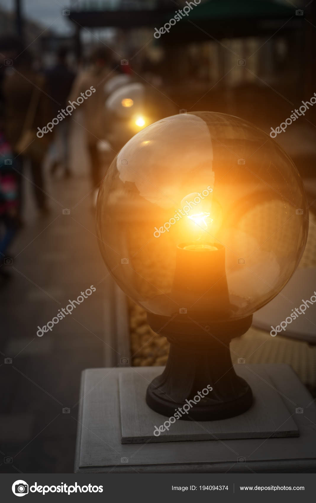 tuin verlichting met solar batterij in de straat — Stockfoto ... tuin verlichting met solar batterij in de straat — Stockfoto ...