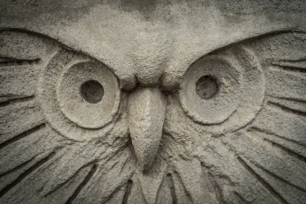 Gri bir baykuş şeklinde sıva