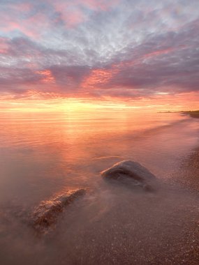 Majestic yaz günbatımı Chudskoy Gölü üzerinde