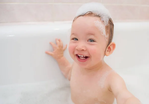 Мила дівчинка щаслива у ванній — стокове фото