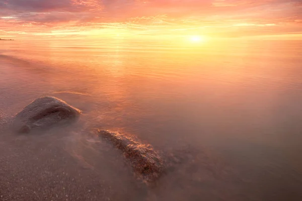 Fantasía puesta de sol lago sol amanecer con piedras. Hermosa naturaleza otoñal. Puesta de sol de verano. Otoño amanecer mañana con rocas. El horizonte de la tarde. Fondo abstracto —  Fotos de Stock