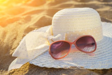 Plaj arka planı, şapka ve kırmızı gözlükler..