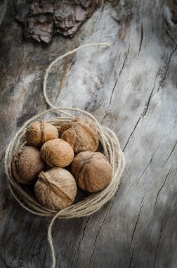 Ceviz ve yıllanmış ahşap. Yakın çekim.