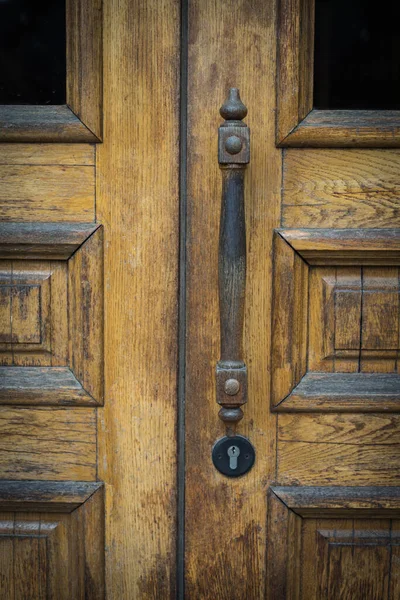 Vintage marrom porta de madeira — Fotografia de Stock