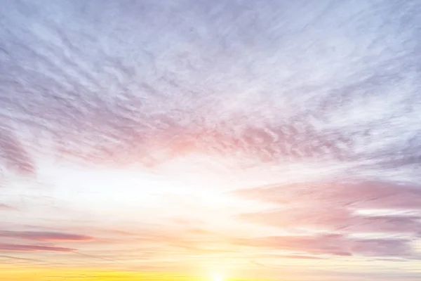Nubes púrpura y naranja durante la puesta del sol — Foto de Stock