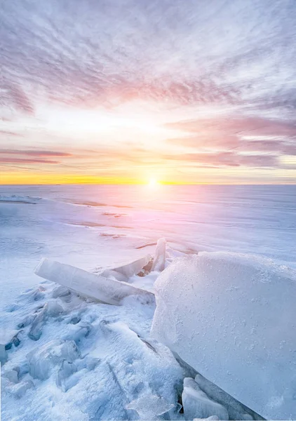 Πέδηση πάγου στην παγωμένη λίμνη, ηλιοβασίλεμα το χειμώνα. — Φωτογραφία Αρχείου