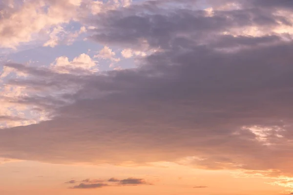 Nubes púrpura y naranja durante la puesta del sol — Foto de Stock