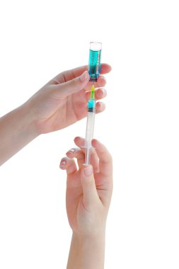 Yeni bir koronavirüs aşısı ve beyaz arka planda izole edilmiş bir kadın elinde şırınga. Grip aşısı konsepti. Covid-19. 2019 Roman Coronavirus 2019-ncov konsepti.