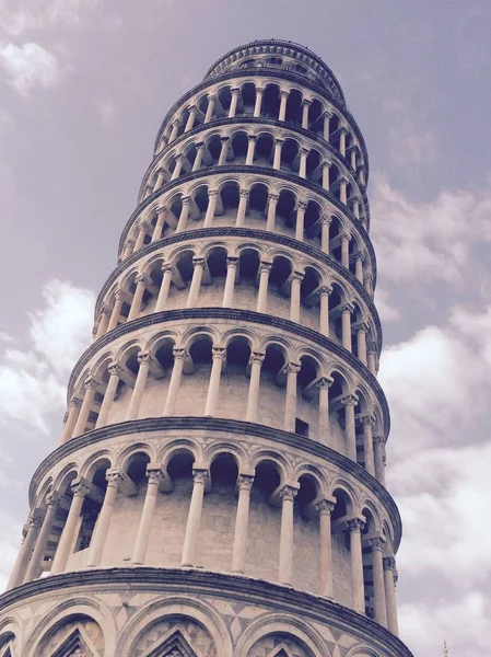 Schiefer Turm von Pisa auf dem Platz der Wunder — Stockfoto